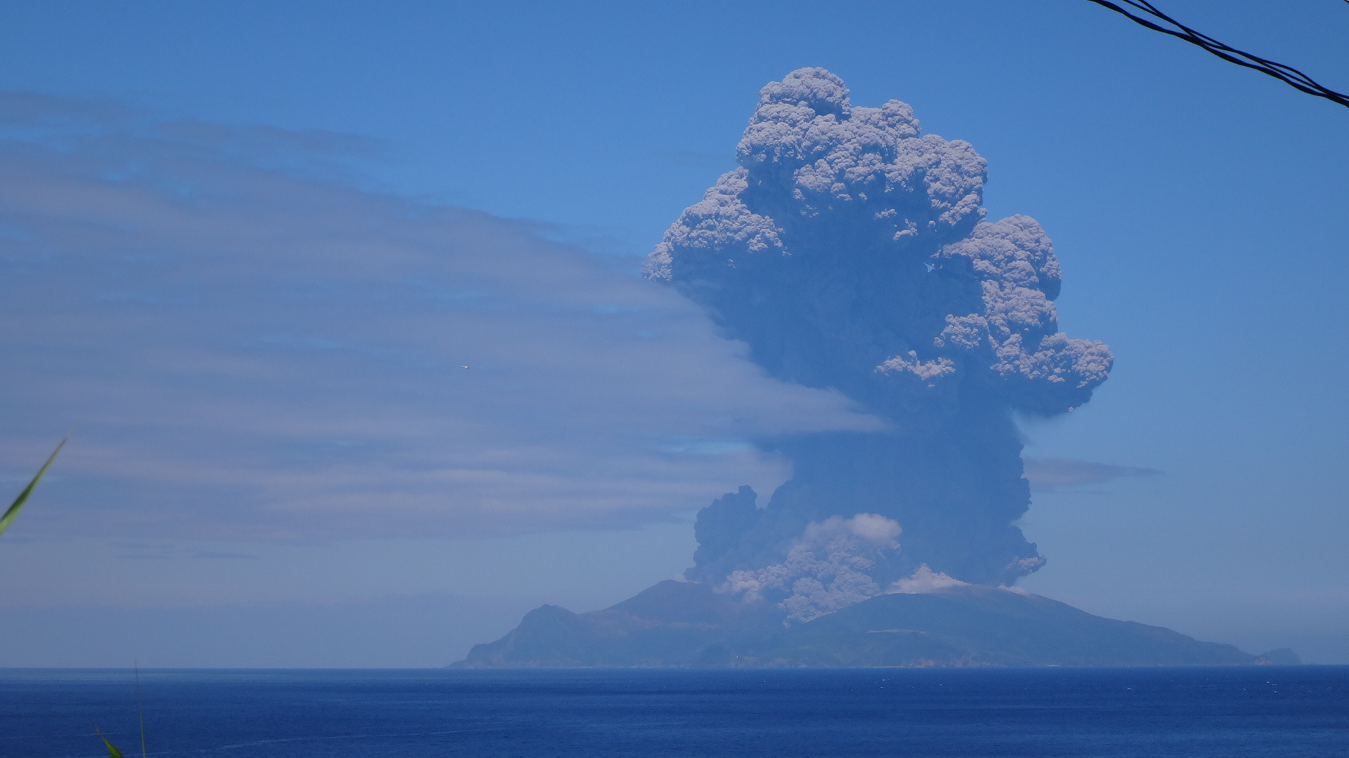 屋久島の永田から撮影した噴火している口永良部島