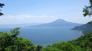 桜島＆錦江湾の眺望。姶良カルデラの中に浮かぶ桜島を見ることができます。