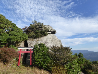 山頂の大岩の前には鳥居が祀られていました。