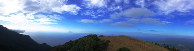 山頂では360°のパノラマ絶景を楽しめます。