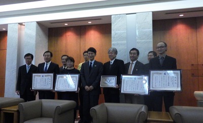 鹿児島県知事から設計者と管理者に賞状と記念品が贈られました。