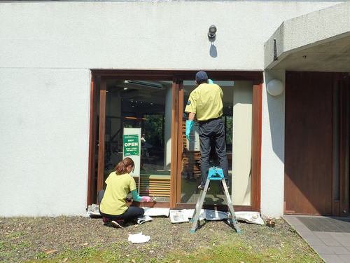 屋久島世界遺産センターの窓枠に防腐塗料を塗る様子①