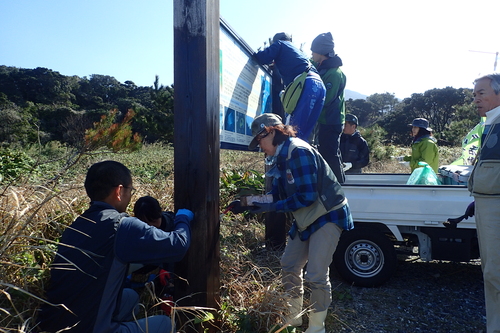 屋久島国立公園パークボランティアの会看板補修の様子