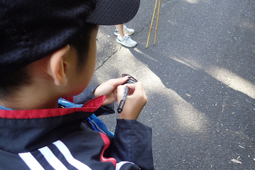 和歌山の標識個体に屋久島の標識を記入する子ども