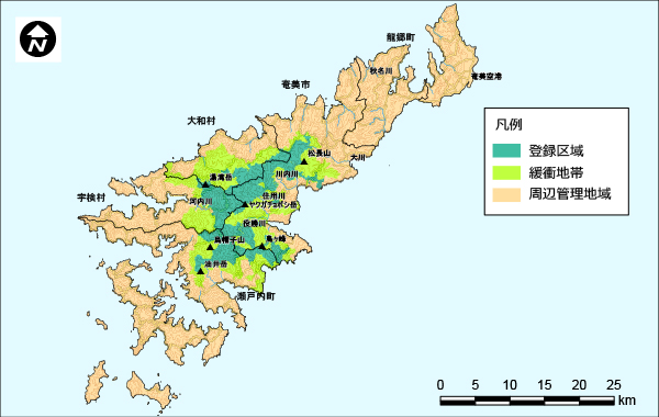奄美大島全体の地図。島の中央部の湯湾岳、松長山、鳥ヶ峰、油井岳などの山塊が深い緑色で塗られていて、登録区域を示している。登録区域を包括するように緩衝地帯が黄緑色で塗られていて、残りの土地は周辺管理地域を示すオレンジ色で塗られている。