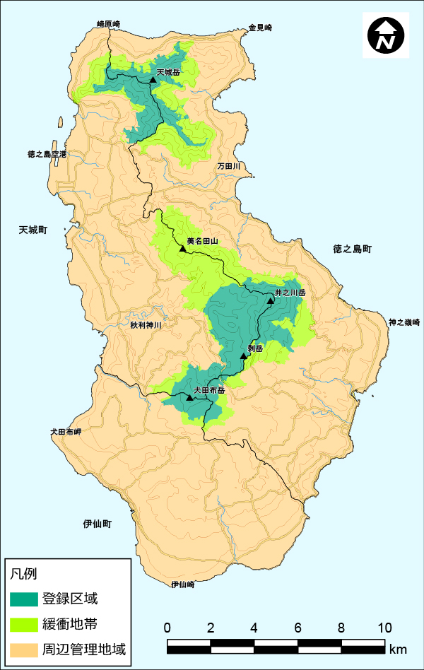 徳之島全体の地図。島北部に位置する天城岳を中心に山部が深い緑色で塗られている。また、島の中央に位置する井之川岳から犬田布岳も深い緑色で塗られていて、徳之島にはふたつの登録区域が示されている。登録区域を包括するようにふたつの緩衝地帯が黄緑色で塗られていて、残りの土地は周辺管理地域としてオレンジ色で塗られている。