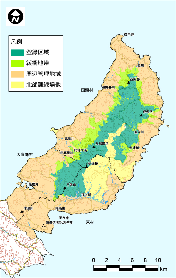 沖縄島北部（国頭村、大宜味村、東村）の地図。脊梁山脈が登録区域を示す深い緑色で塗られている。登録区域を包括するように緩衝地帯が黄緑色で塗られているが、南東側には北部訓練場があり緩衝地帯は途切れている。残りの土地は周辺管理地域としてオレンジ色で塗られている。