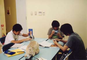 ヤマネコ博士養成教室の教材を作る学生達