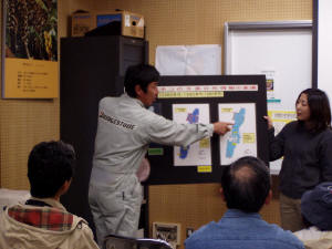 ツシマヤマネコの現状について説明するボランティアスタッフと職員