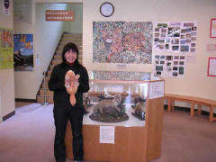センターのホールでヤマネコぬいぐるみを抱いている岩本さん