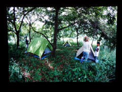森の中にテントを設営している子どもたち