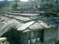 対馬の伝統建築・石屋根倉庫