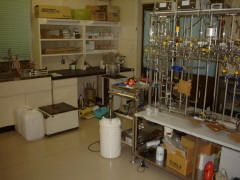 検査装置が並ぶ大学の研究室
