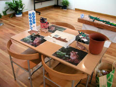 テーブルの上に置かれたヤマネコペーパークラフト