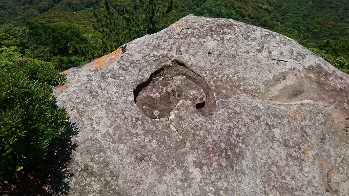 巨大な岩のハート型のくぼみを真上から撮影したもので、岩の向こうには、数百メートル下の裾野が写っている（２０２１年６月撮影）