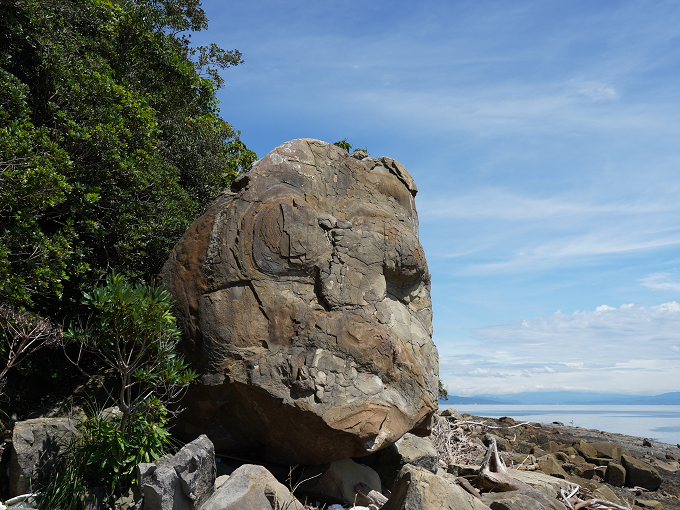 晴天時に、人面岩に向かってやや左側から撮影した写真