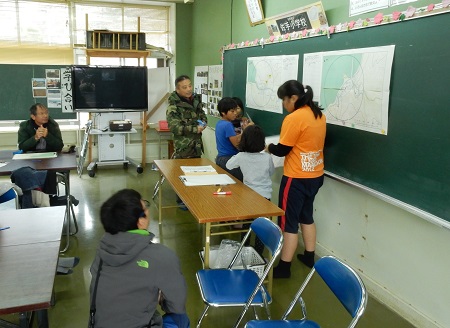 地図を前に、各班の調査結果について話し合う生徒さんたち（2018年2月6日撮影）