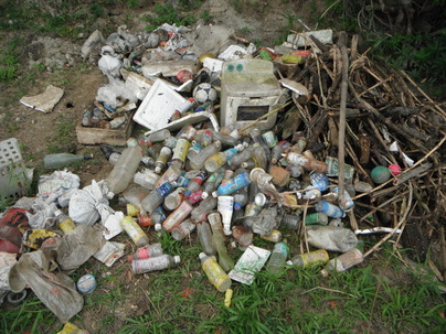 集められたゴミ　ボール、ペットボトル、Ｕバッグに入れられたゴミ、流木等（2015年10月撮影）