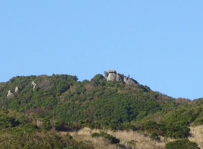 辻岳山頂には花崗岩の巨岩があり、登山口からも見ることができます。