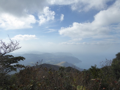 山頂からの南西の眺望では、立目崎と錦江湾が見えます。