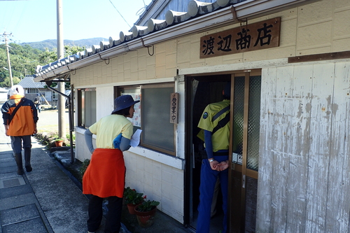 商店に入るボランティアのみなさん