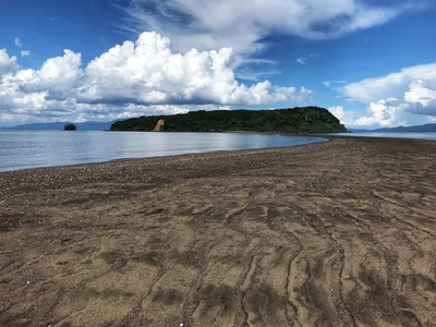 砂洲から見た知林ヶ島（2019年9月撮影）