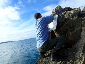 ウトゥフイ岩礁に看板を設置する様子