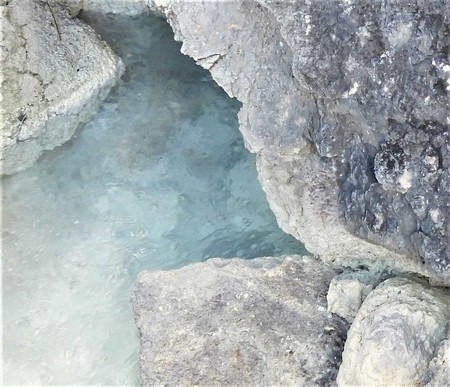 ラムネブルーの岩石と水の流れ