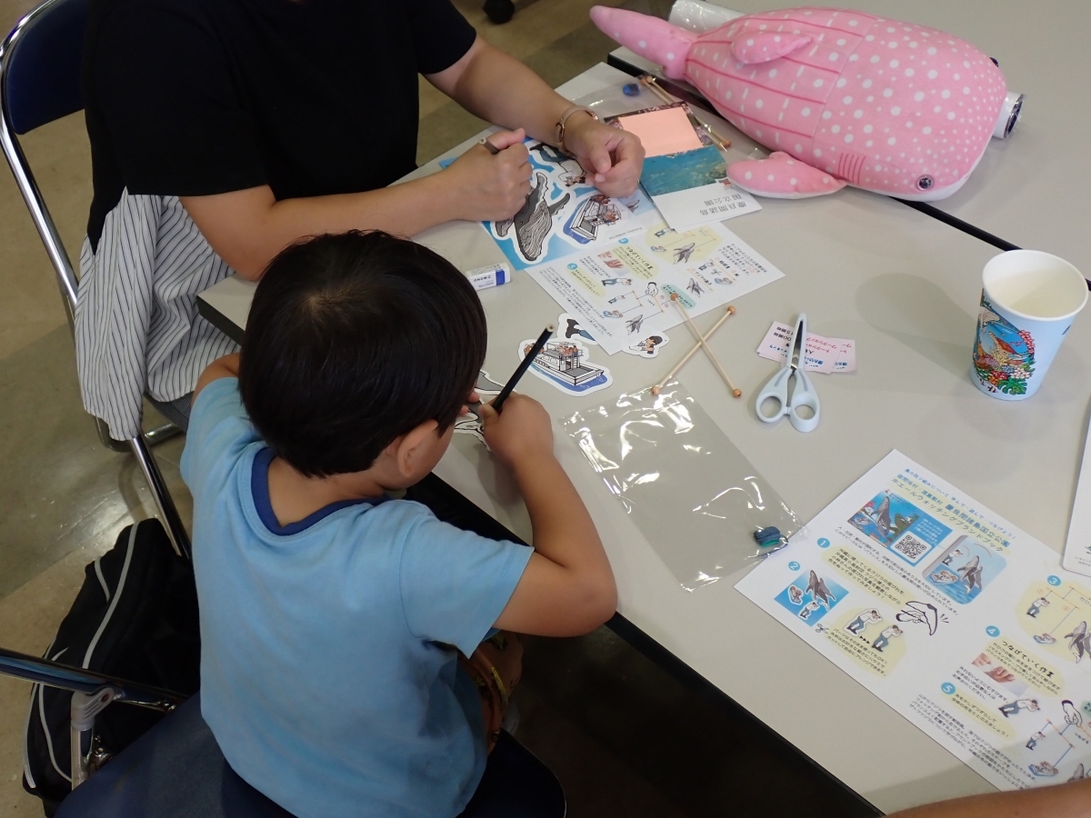 思い思いに色を塗る参加者の写真