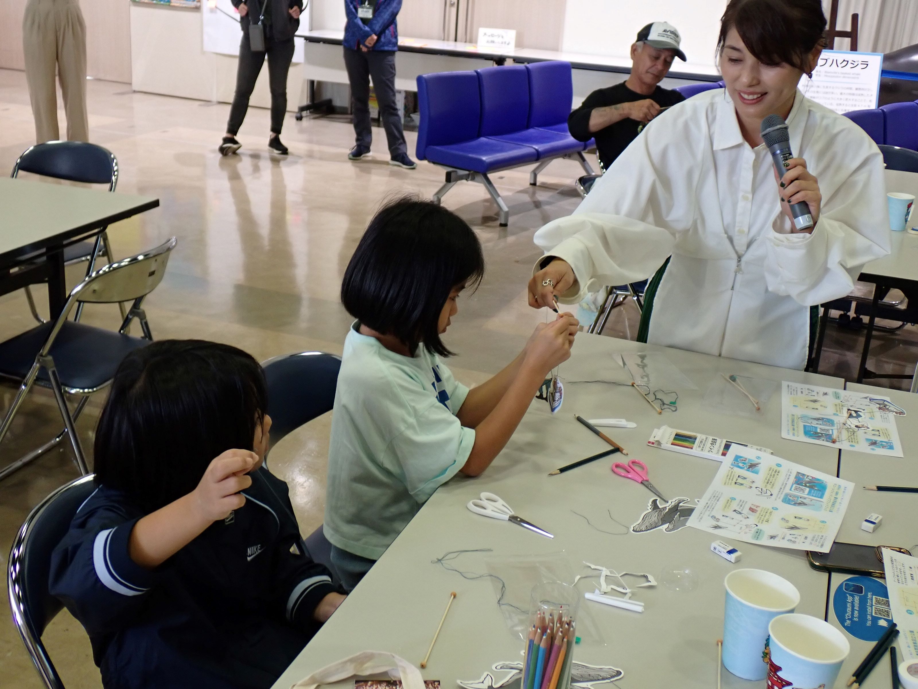 細かい作業に真剣な様子の参加者の写真