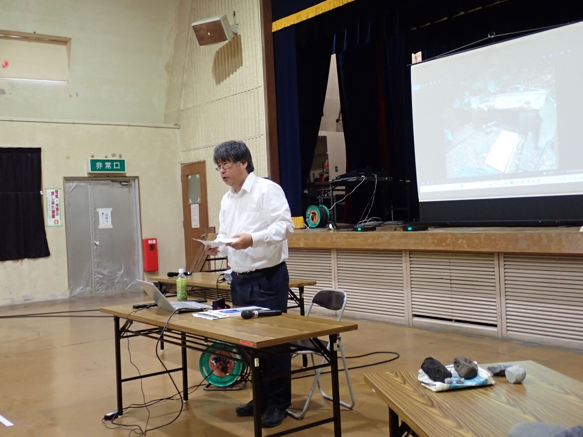 講和される山本先生の写真