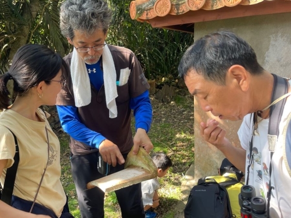 アリのにおいを嗅ぐ参加者