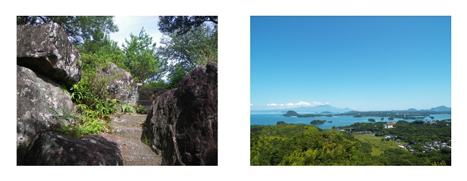 巨岩の間を通る千巌山登山道と山頂から見える天草五橋（島々をつなく橋）と青い空の風景（令和３年７月撮影）