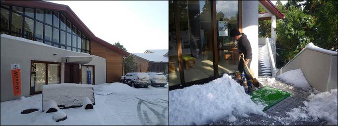 雪が積もった遺産センター周辺と雪かきの様子