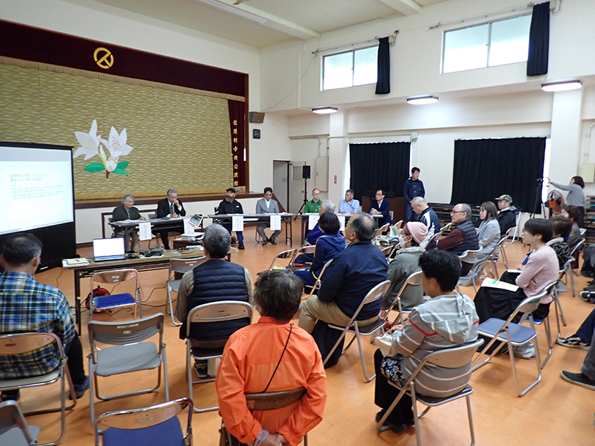 20名ほどの参加者が着席し、７名の登壇者の話に耳をかたむけていました