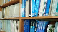 資料室には自然環境に関する本や業務の報告書が並べられています。